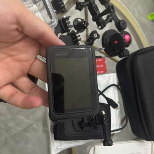 出GoPro Hero 12 Black，黑色外觀。佢擁有5K超高清視頻拍攝和12MP照片拍攝功能，同...