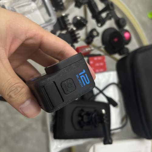出GoPro Hero 12 Black，黑色外觀。佢擁有5K超高清視頻拍攝和12MP照片拍攝功能，同...