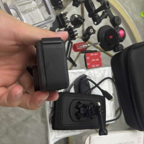 出GoPro Hero 12 Black，黑色外觀。佢擁有5K超高清視頻拍攝和12MP照片拍攝功能，同...