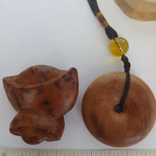 清貨平售，一手七件崖柏珠串，吊件，小擺件如照片顯示。共售300元。no.D16.7.25