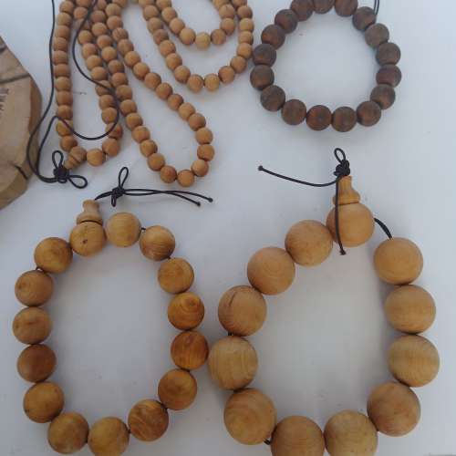 清貨平售，一手七件崖柏珠串，吊件，小擺件如照片顯示。共售300元。no.D16.7.25