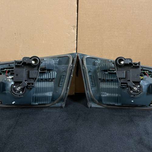 BMW F30 BOOTLID TAILLIGHT SET 尾沙板燈一對連4針線插及尾箱燈膠冚一對