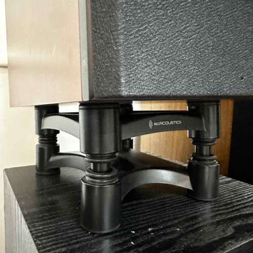 KEF Q300 連 ISOACOUSTICS 腳架
