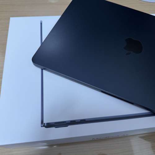 MacBook Air M2 13.6" (16GB RAM, 256GB SSD) AppleCare+ 保養至2025年8月 無花無崩