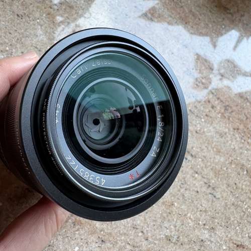 Sony SEL24F18Z (定焦鏡頭)