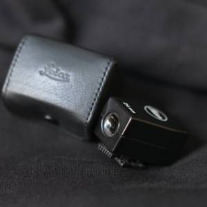 Leica 24mm Viewfinder - Hotshoe Lock - Leather Pouch 12019