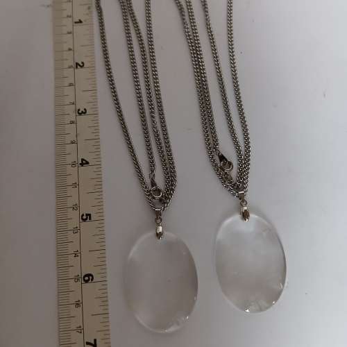 A级水晶無事牌，40X30MM 配上不銹罁 20吋頸鍊，兩套共售150元，一套售100元。no.D1...