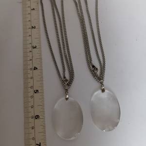 A级水晶無事牌，40X30MM 配上不銹罁 20吋頸鍊，兩套共售150元，一套售100元。no.D1...