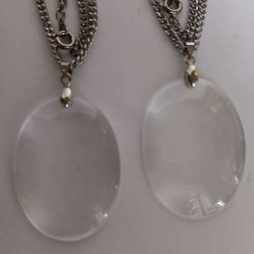 A级水晶無事牌，40X30MM 配上不銹罁 20吋頸鍊，兩套共售150元，一套售100元。no.D1...