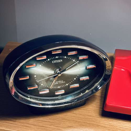 出售昭和 星晨 Citizen座枱鐘一個，外觀85%新，有少少行慢左（大約24小時行慢2分鐘...