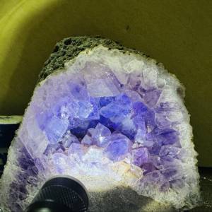 原皮瑪瑙大牙紫水晶洞（水泥底）Large Toothed Amethyst Agate Geode Cave