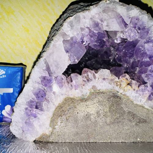 原皮瑪瑙大牙紫水晶洞（水泥底）Large Toothed Amethyst Agate Geode Cave