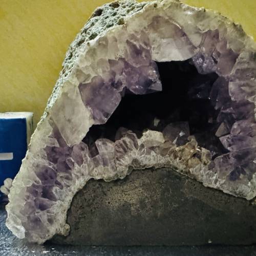 原皮瑪瑙大牙紫水晶洞（水泥底）Large Toothed Amethyst Agate Geode Cave