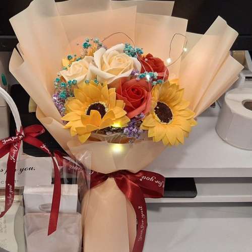 全新番梘花束(5朵玫瑰5朶太陽花(番皂花)紫色藍色滿天星) 帶燈 永生花 eternal soap...