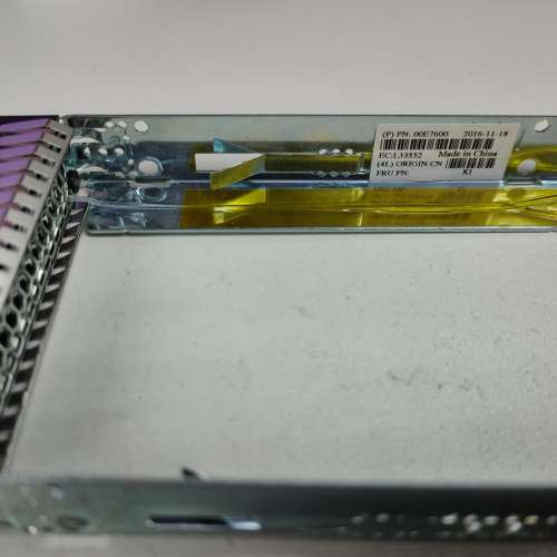 IBM X3650M5  P/N:00E7600 2.5" disk tray