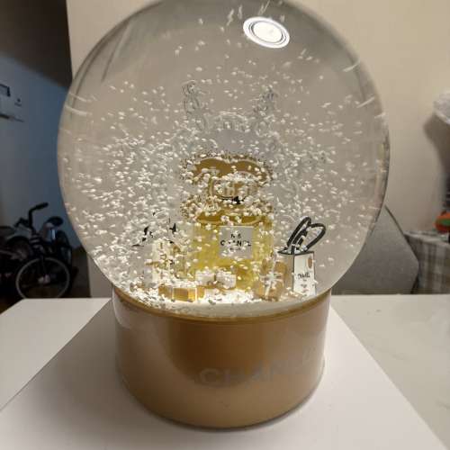 Chanel 水晶球擺設