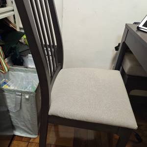 Ikea 深褐色EKEDALEN餐桌椅子(下面底板穿了)