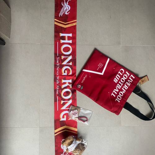 Liverpool 利物浦足球隊訪港紀念品（包括打氣圍巾、小熊公仔、匙扣及布袋）