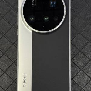 小米15 Ultra 黑銀色 國行 16GB RAM + 1TB ROM，成色98新，單機連送內地2腳插充電器...