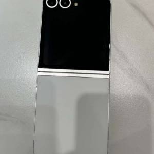 99.9新Samsung galaxy Z Flip6 512gb,港行白色鈦金屬，還有保養至25年10月！跟原廠...