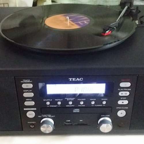 Teac  3合1,唱盤,CD, 收音機 FM,AM, USB,SD, (CD認唔到碟, USB, SD 未試用,)＜可議價...