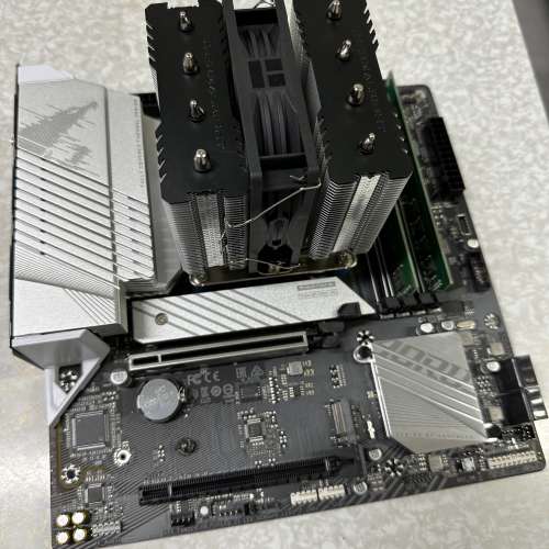 GIGABYTE B760 /  i5-12400