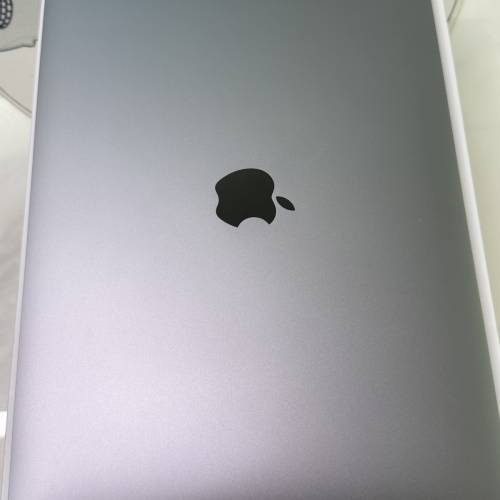90% new Macbook Air 2020 13-inch i5 8GB; 256GB