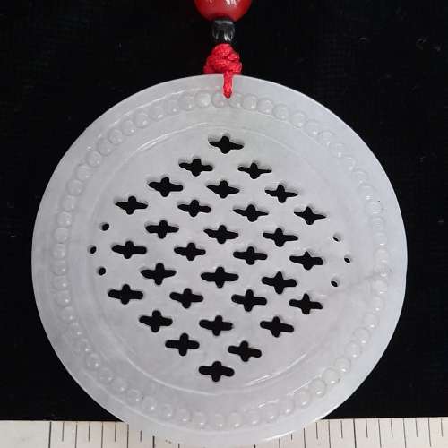 翡翠A玉吊墜47x4mm,雙面雕刻，精雕三十個十字架，多用途可作吊件/擺件。no.31.7.25