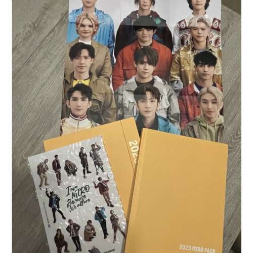 Mirror 書，poster 加 貼紙 set