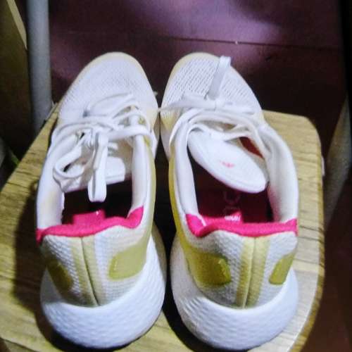 adidas 3cunce女裝運動鞋2手沒盒