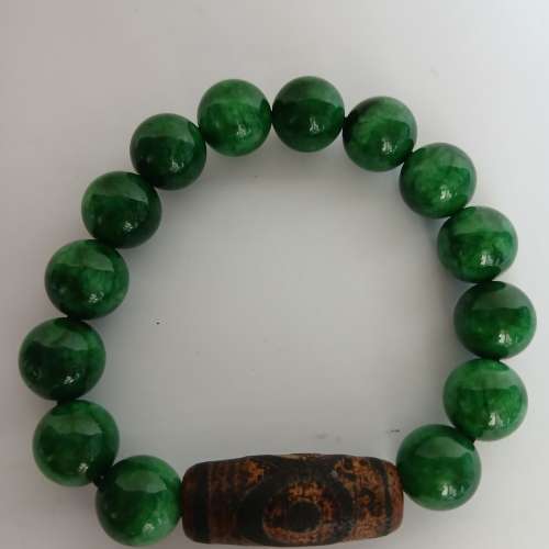 。 乾青珠手串配上三眼天珠，8mm 150 元，12 mm250 元，一手兩條共售300元。可寄順...