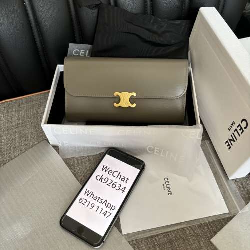 Celine Triomphe 亮澤牛皮銀包