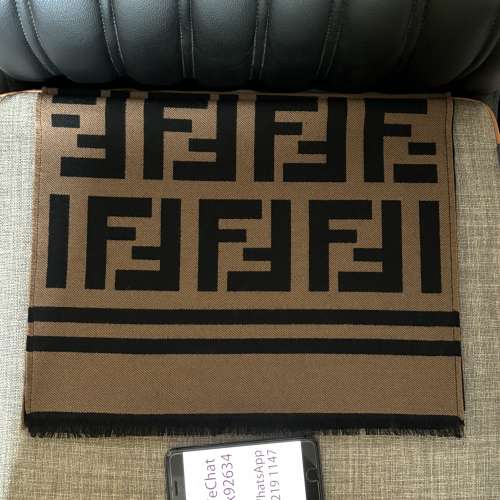 Fendi 大Logo經典圍巾