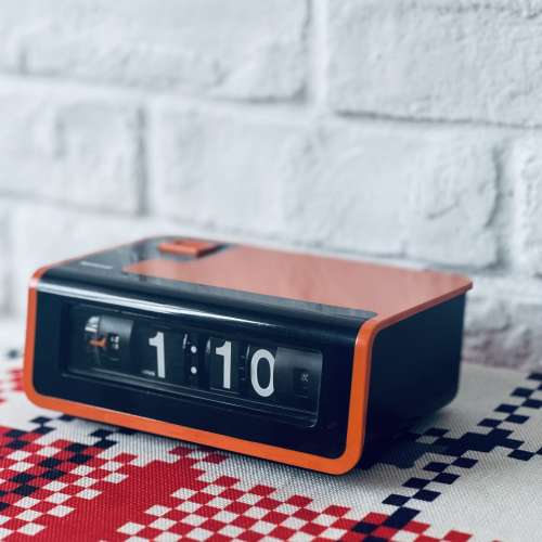 出售National 樂聲牌 翻頁座枱鐘，100%正常，外觀90%新，使用100v電壓，有意請pm我...