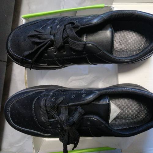 新品的黑鞋