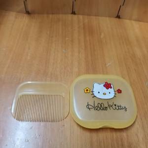 Hello Kitty 梳連盒 $1