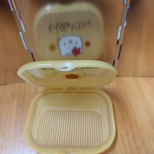 Hello Kitty 梳連盒 $1