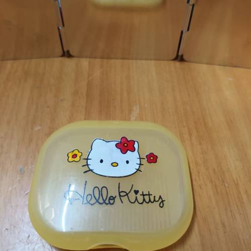 Hello Kitty 梳連盒 $1