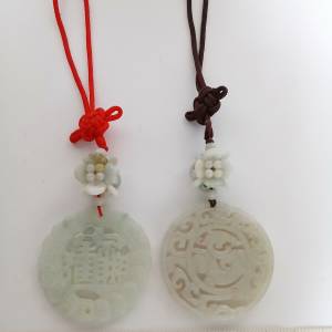 一手兩個翡翠a玉吊咀 ,約兩吋招財進寶/龍牌， 共售300元 ，單一個二百元 no.31.7.25