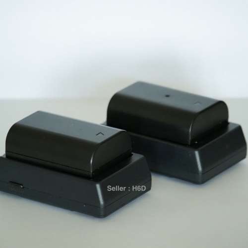 Pentax O.E.M. camera battery x2 + USB charger x2