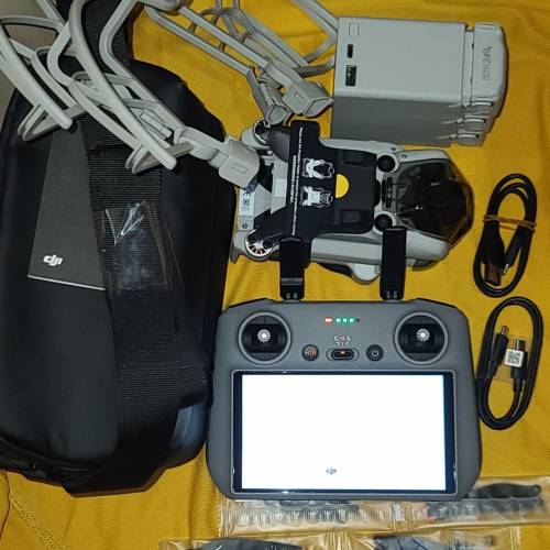 DJI min4 pro， 3 DJI細電， 1袋，線齊，相片內有的都有
