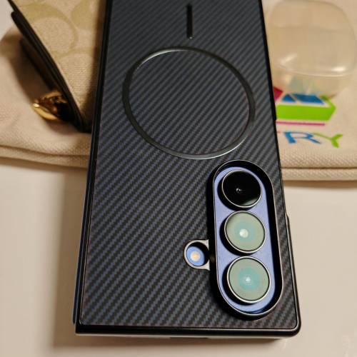 三星  fold 7 有全新的機套有磁吸  (跟 前後）