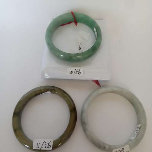 翡翠A玉手鐲，古舊存貨。每隻380元買二送一即760元三隻。no.B13.8.25、