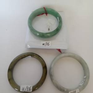 翡翠A玉手鐲，古舊存貨。每隻380元買二送一即760元三隻。no.B13.8.25、