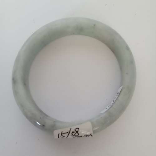 翡翠A玉手鐲，古舊存貨。每隻380元買二送一即760元三隻。no.B13.8.25、