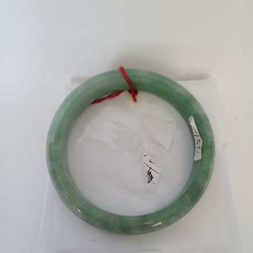 翡翠A玉手鐲，古舊存貨。每隻380元買二送一即760元三隻。no.B13.8.25、