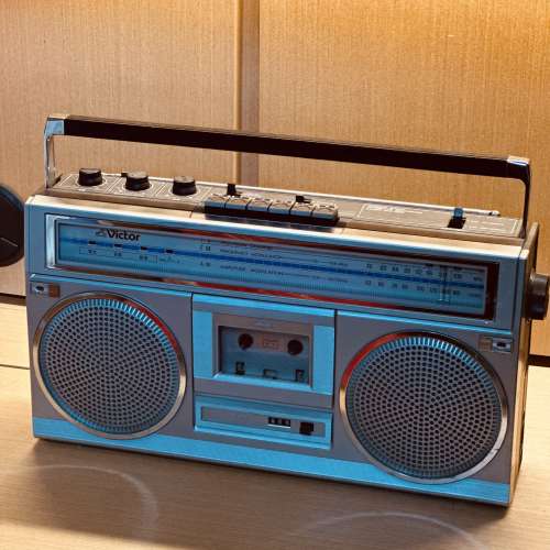 出售Victor 手提錄音機一部，型號RC-555，收音機正常接收靈敏，有aux in,可接駁籃...