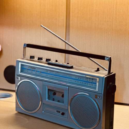 出售Victor 手提錄音機一部，型號RC-555，收音機正常接收靈敏，有aux in,可接駁籃...