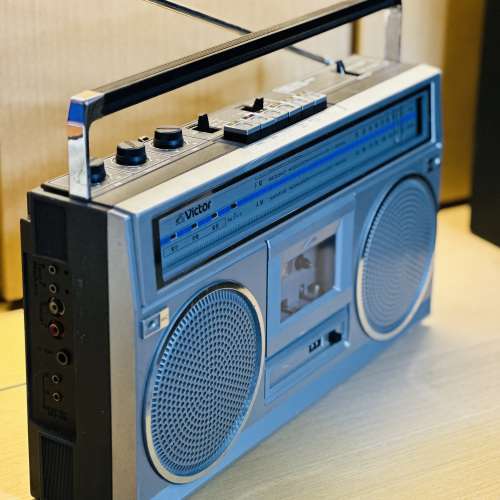 出售Victor 手提錄音機一部，型號RC-555，收音機正常接收靈敏，有aux in,可接駁籃...