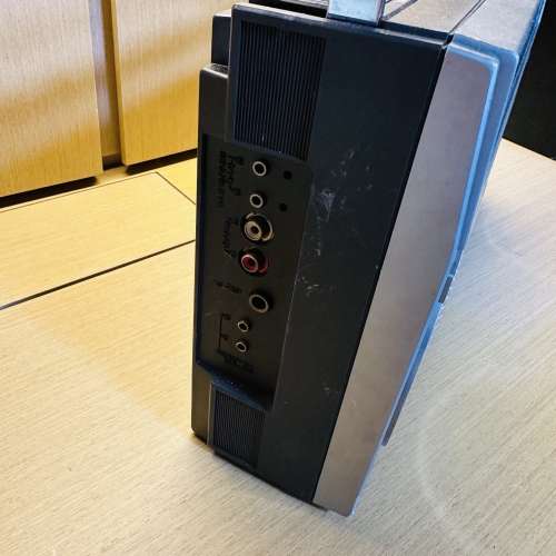 出售Victor 手提錄音機一部，型號RC-555，收音機正常接收靈敏，有aux in,可接駁籃...